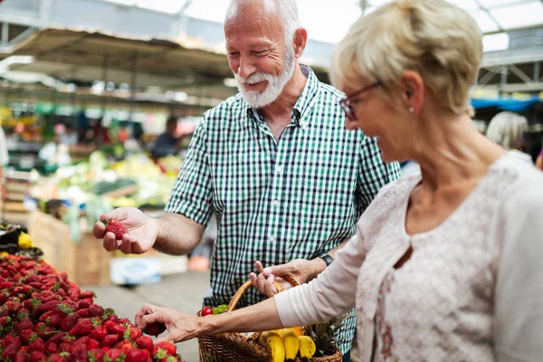 Gelukkige Mooie Hoge Paar Met Mandje Lokale Markt — Stockfoto