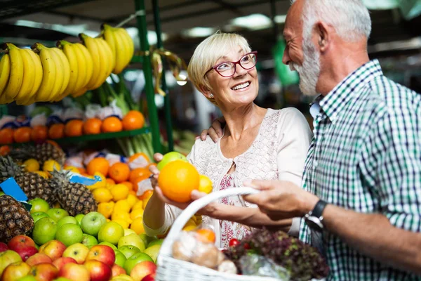 Glückliches Schönes Rentnerpaar Mit Korb Auf Dem Örtlichen Markt — Stockfoto