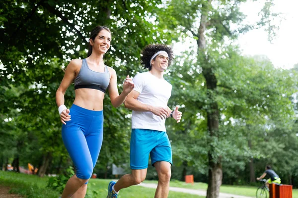 Młoda Kobieta Szczęśliwa Robi Ćwiczenia Odkryty Parku Jogging — Zdjęcie stockowe