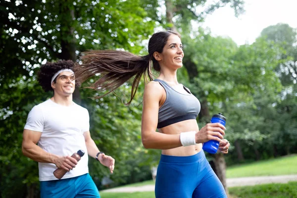 Koşu Egzersiz Açık Bir Parkta Genç Mutlu Kadın — Stok fotoğraf