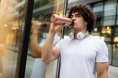 Sportif delikanlı müzik ve dinlenme dinlerken bir çalışmadan sonra.