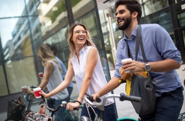 Köpek ile şehirde güneşli bir günde bir bisiklet binmek genç çift