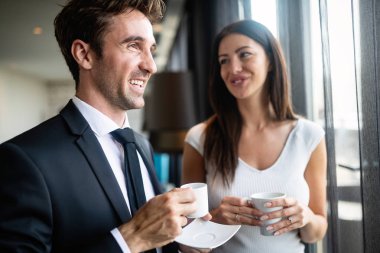 İki genç ve mutlu iş adamı restoranda başarılı bir toplantı yapıyorlar.