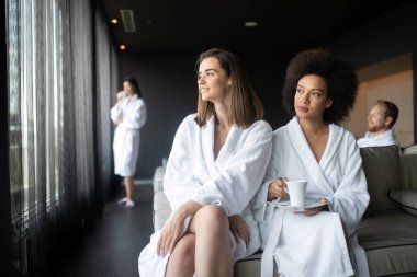 spa merkezinde kahve içme çekici genç kadın