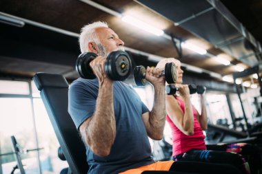 Çift sağlıklı kalmak için spor salonunda egzersiz kıdemli uygun