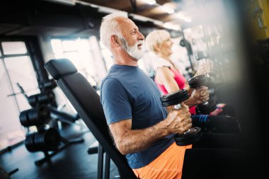 Olgun erkek spor salonunda egzersiz yaparak sağlıklı kalmak