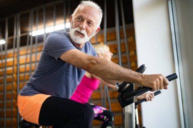Çift sağlıklı kalmak için spor salonunda egzersiz kıdemli uygun