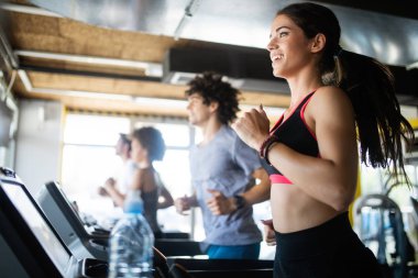 Spor salonunda birlikte egzersiz güzel mutlu insanlar