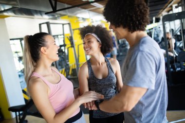 Spor salonunda uygun insanlar eğitim mutlu Grup