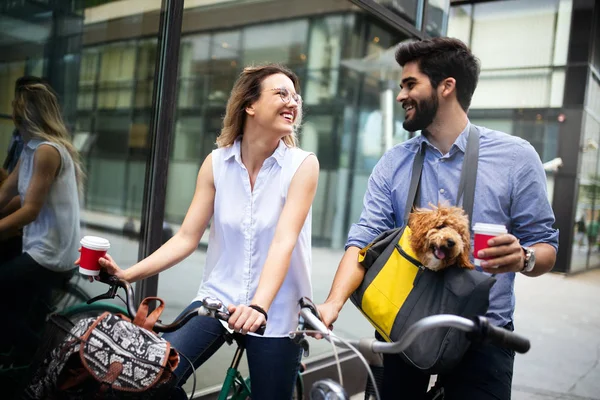 Attraktive Frau Und Schöner Mann Verbringen Zeit Mit Hund Und — Stockfoto