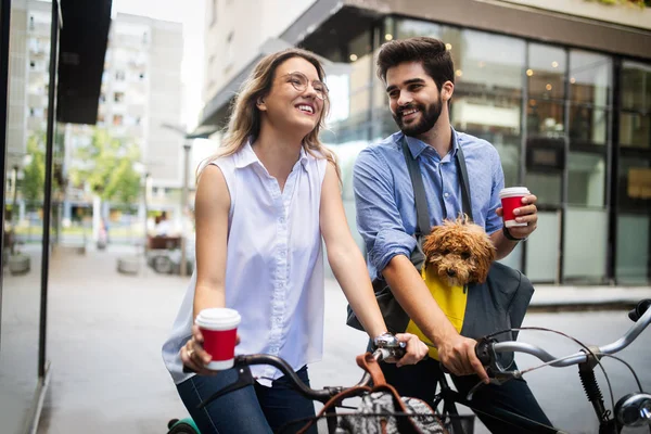 Schönes Romantisches Paar Erholt Sich Der Stadt Mit Hund Und — Stockfoto