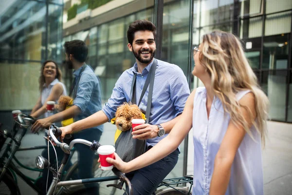 Beau Jeune Couple Promenant Chiens Vélos Extérieur Ville — Photo