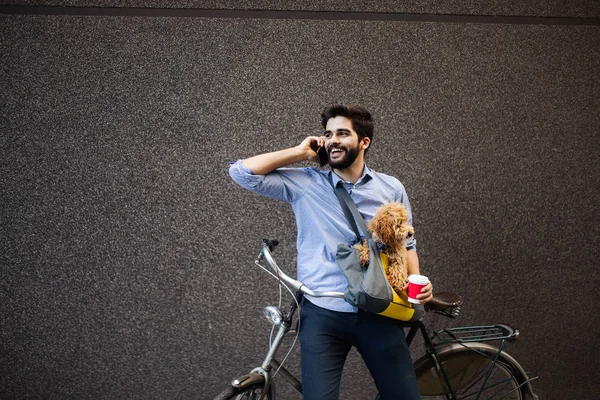 Τρόπος ζωής, μεταφορές, επικοινωνία και άνθρωποι έννοια. Νέος άνθρωπος με ποδήλατο και smartphone στο δρόμο της πόλης — Φωτογραφία Αρχείου