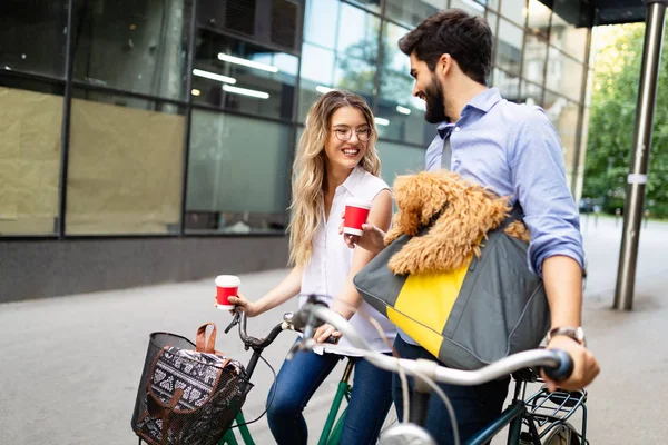 Schönes Junges Paar Das Hunde Und Fahrräder Freien Der Stadt — Stockfoto
