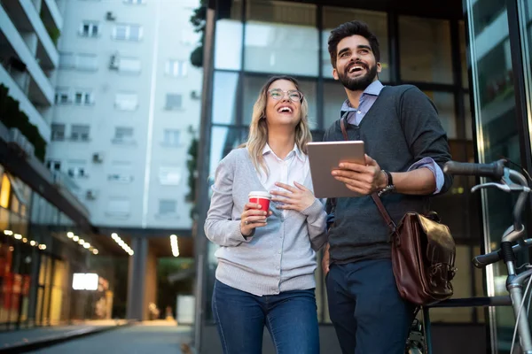 Feliz Joven Pareja Sonriendo Utilizando Tecnología Ciudad —  Fotos de Stock