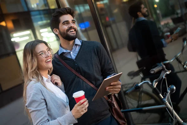 愉快的年轻夫妇微笑和使用技术在城市 — 图库照片