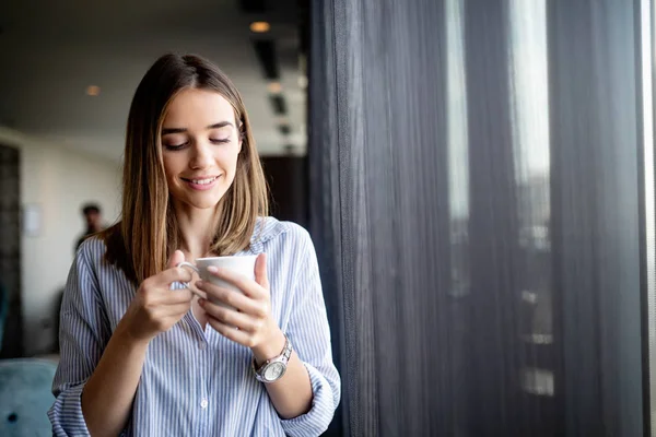 Belle Jeune Fille Boit Café Matin Une Tasse Café Fenêtre — Photo