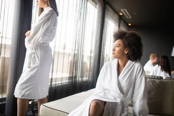 Portrait Une Belle Jeune Femme Bonne Santé Relaxant Dans Une — Photo