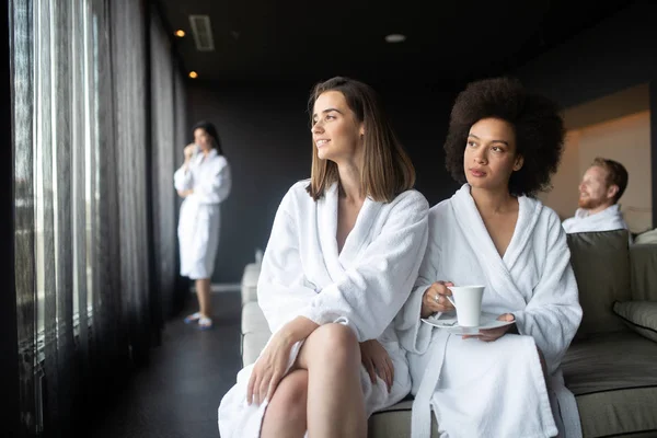 Attraktive Junge Frauen Beim Kaffeetrinken Kurzentrum — Stockfoto