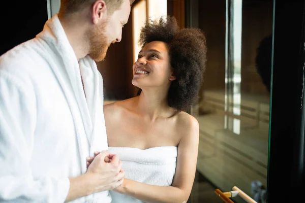Młody Szczęśliwy Para Relaksujący Wewnątrz Sauna Spa Resort Hotel Luksus — Zdjęcie stockowe