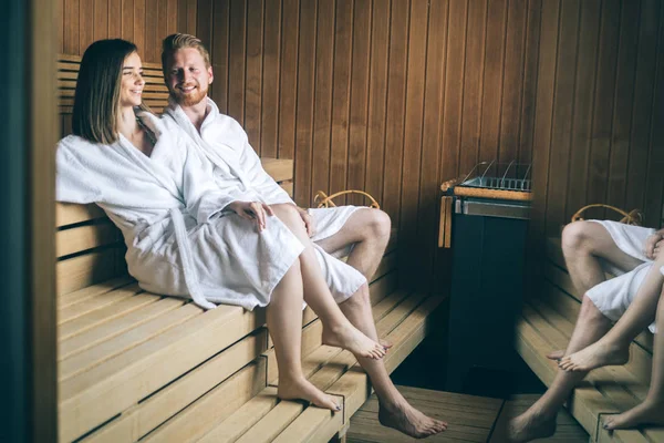 Joven Pareja Feliz Relajándose Dentro Una Sauna Spa Resort Hotel —  Fotos de Stock
