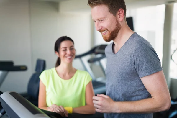 Hermosos Jóvenes Corriendo Cinta Correr Gimnasio — Foto de Stock