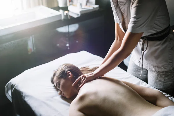 Massör Som Masserar Kvinnlig Kropp Spasalongen Skönhet Spa Behandlingskoncept — Stockfoto