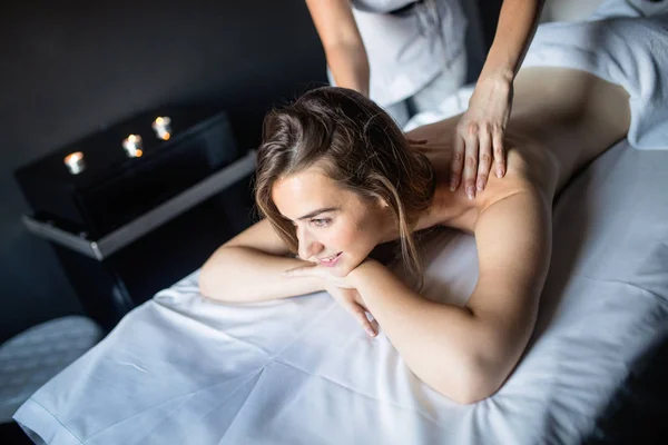 Giovane Bella Donna Godendo Massaggio Nel Salone Spa — Foto Stock