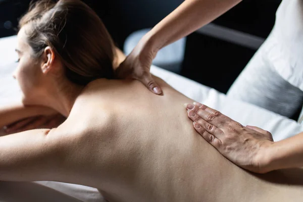 Jeune Femme Allongée Sur Une Table Massage Bénéficiant Massage — Photo