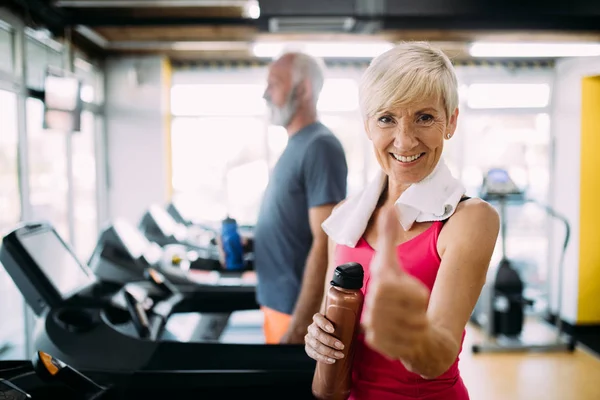 Foto Personas Maduras Corriendo Cinta Correr Gimnasio — Foto de Stock