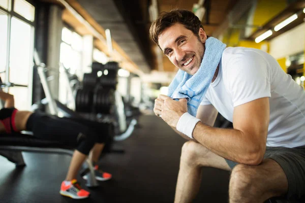 Livsstil Porträtt Stilig Muskulös Man Med Handduk Efter Träningen Sportgym — Stockfoto