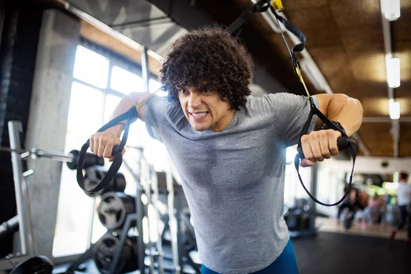 Jovem Homem Bonito Fazendo Exercícios Ginásio — Fotografia de Stock