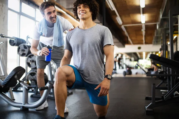 Νέοι Όμορφοι Άνδρες Που Κάνουν Ασκήσεις Στο Γυμναστήριο — Φωτογραφία Αρχείου