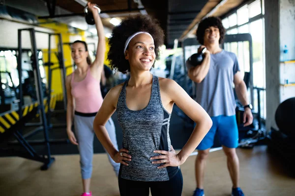 Groupe Jeunes Gens Heureux Faisant Des Exercices Dans Salle Gym — Photo