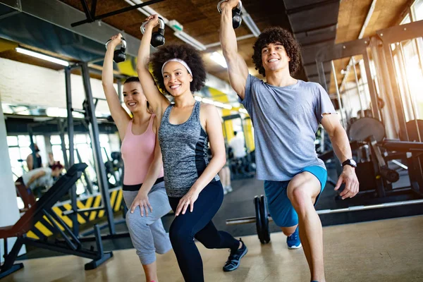 Bild Des Fröhlichen Jungen Fitnessteams Der Turnhalle — Stockfoto