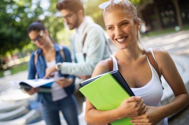 Üniversite kampüsünde birlikte okuyan arkadaşlar mutlu Grup