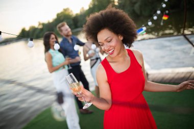 Parti dans ve birlikte gülümseyen mutlu arkadaş grubu