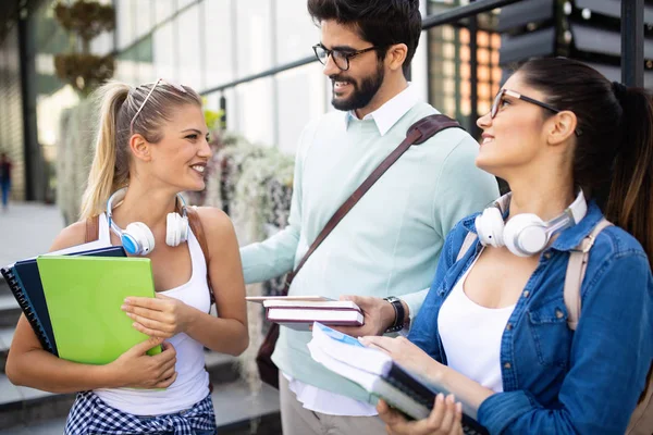 Gelukkige Groep Van Studenten Vrienden Studeren Leren Samen Universiteit — Stockfoto