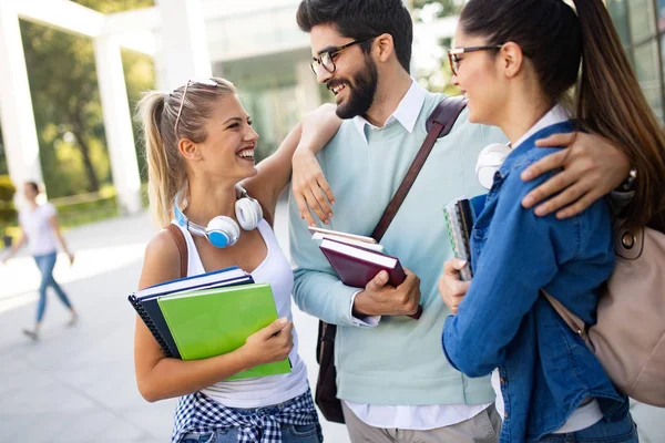 Felices Jóvenes Amigos Universitarios Que Estudian Juntos Universidad — Foto de Stock