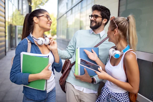 Szczęśliwa Grupa Studentów Studiujących Rozmawiających Razem Uniwersytecie — Zdjęcie stockowe