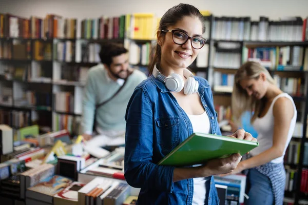 Giovani Studenti Universitari Felici Che Studiano Con Libri All Università — Foto Stock