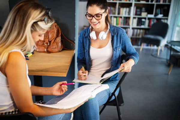 Glückliche Gruppe Befreundeter Studenten Die Gemeinsam College Lernen Und Lernen — Stockfoto