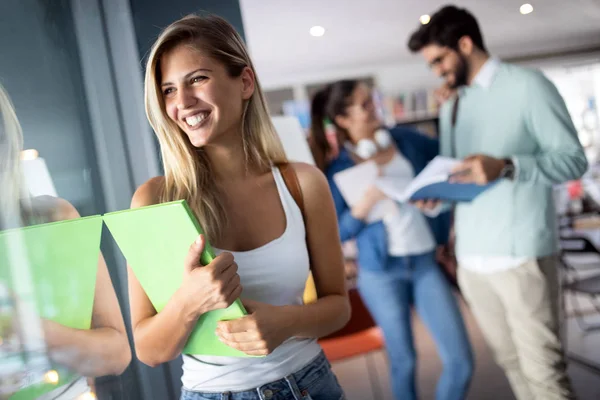 Fröhliche Gruppe Von Studenten Die Der Universität Lernen Und Miteinander — Stockfoto