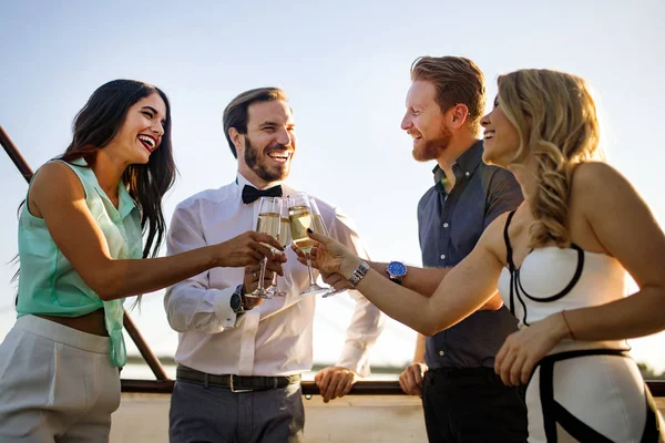 Grupo Personas Felices Amigos Divirtiéndose Fiesta Sonriendo —  Fotos de Stock