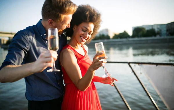 Romantische Paare Tanzen Und Trinken Auf Party — Stockfoto