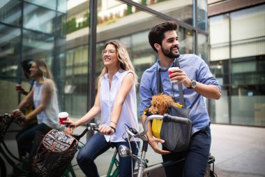 Mutlu genç çift için bir bisiklet mi güneşli bir günde şehirde binmek.