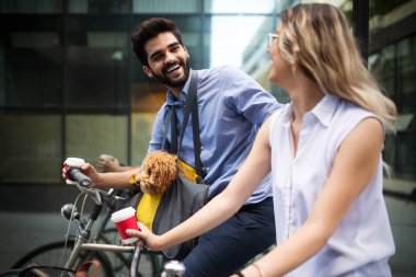 Güzel genç çift yürüyüş köpekler ve bisiklet açık havada içinde şehir