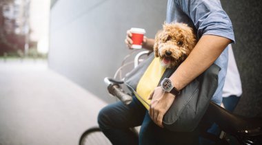 Sokakta bisikletle oturan ve kahve içen yakışıklı adam.