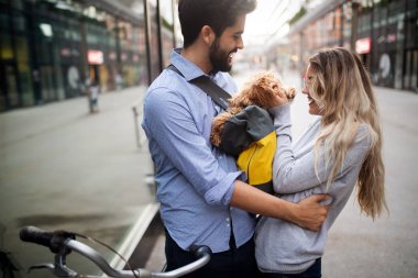 Güzel romantik çift köpek ile şehirde dinlenme yaşıyor