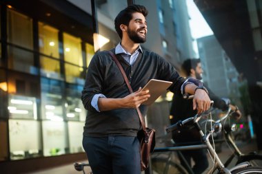 Şehirde bir dijital tablet üzerinden online genç yakışıklı adam